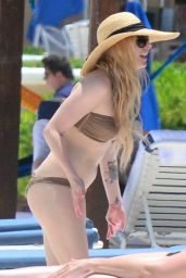 Avril Lavigne Bikini Candids - Mexico, May 2014