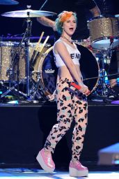 Hayley Williams Performs at American Idol – May 2014