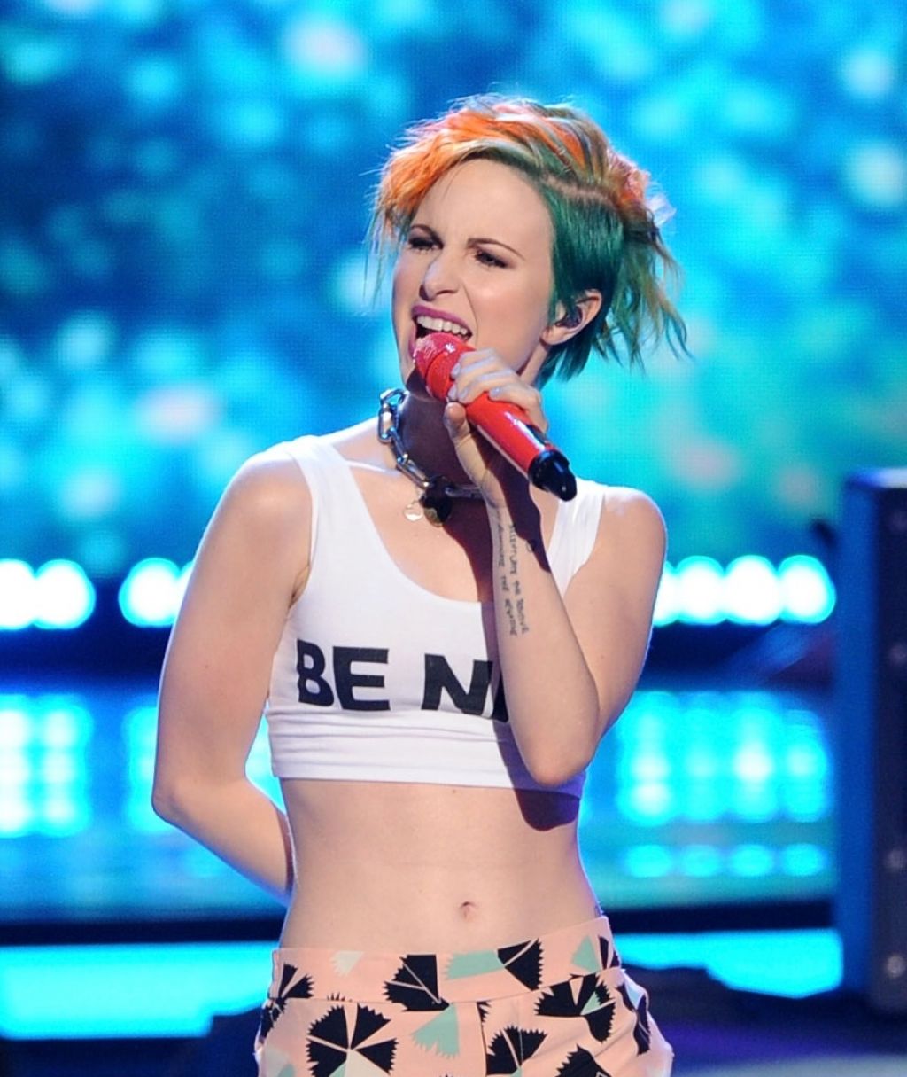 Hayley Williams Performs At American Idol May 2014 13 