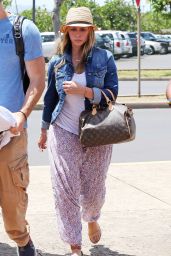 Jennifer Love Hewitt at an airport on Maui - May 2014
