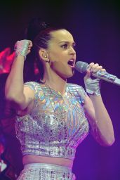 Katy Perry - Live Performance at Radio 1′s Big Weekend at Glasgow Green - May 25, 2014 