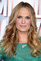 Molly Sims on Red Carpet - 