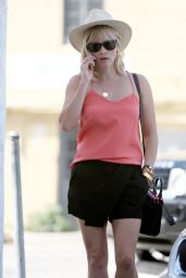 Reese Witherspoon Visits a Hair Salon in Beverly Hills - May 2014