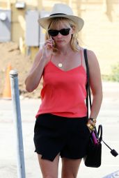 Reese Witherspoon Visits a Hair Salon in Beverly Hills - May 2014