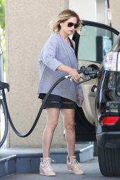 Sarah Michelle Gellar at a Gas Station in Santa Monica - May 2014