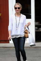 Sarah Michelle Gellar at Brentwood Country Mart in Brentwood - May 2014