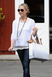 Sarah Michelle Gellar at Brentwood Country Mart in Brentwood - May 2014