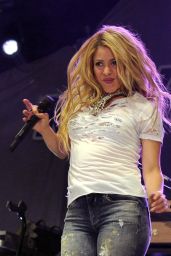Shakira - 102.7 KIIS FM