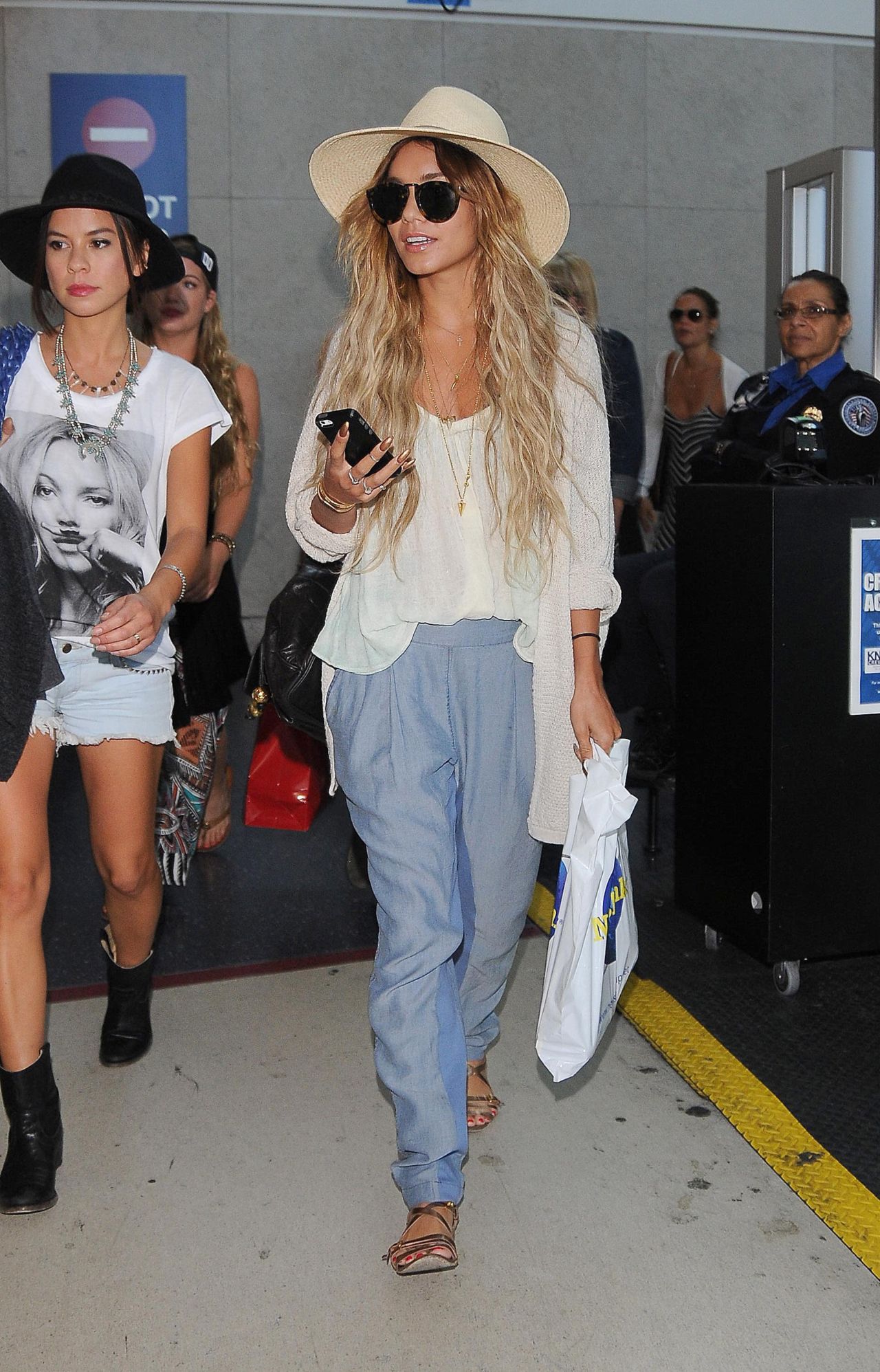 Ashley Tisdale at LAX Airport November 20, 2007 – Star Style