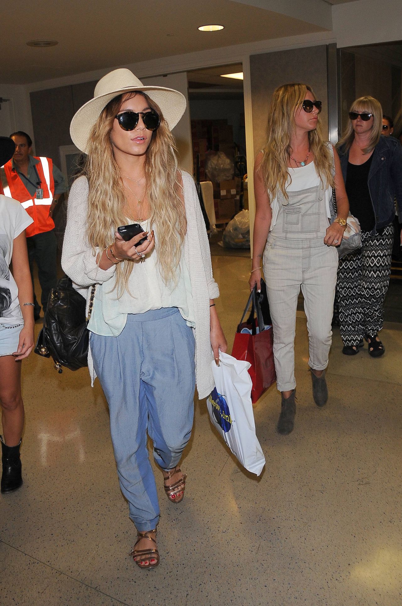 Ashley Tisdale Arrives at LAX Airport November 20, 2012 – Star Style