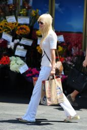 Anna Faris Street Style - Out Grocery Shopping in LA - June 2014