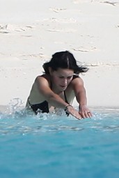 courteney-cox-wearing-a-bikini-on-the-beach-in-turks-and-caicos-june-2014_15
