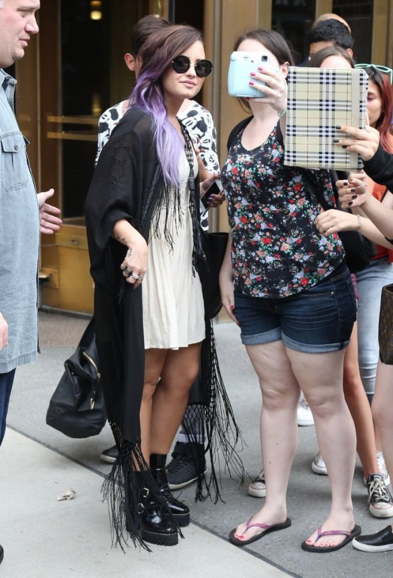 Demi Lovato Arriving at Her Hotel in Nyc August 17, 2010 – Star Style