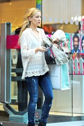 Kate Hudson Street Style - Out Shopping With FianceÌ - May 2014