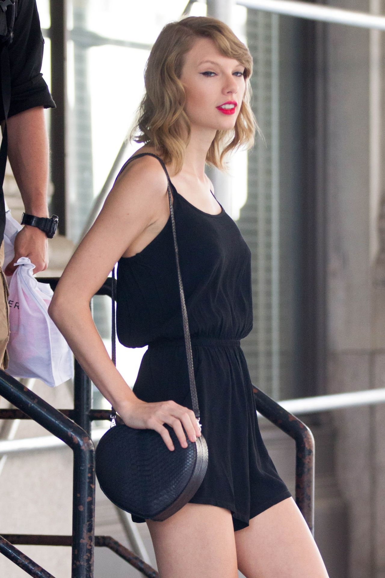 taylor-swift-every-day-leggy-out-in-nyc-june-2014_7.