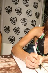 Amy Acker - Warner Bros Signing Booth at Comic-Con 2014 in San Diego