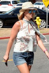 Britney Spears Out in Shorts - Grocery Shopping in Thousand Oaks - July 2014