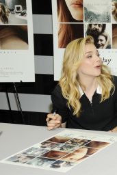 Chloe Moretz - Signing Autographs to Promote 