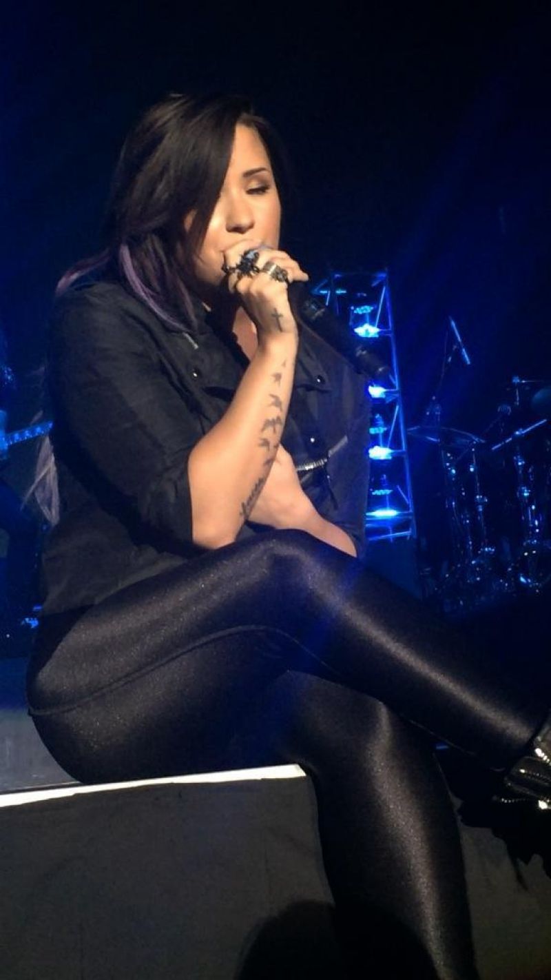 Stilk forholdet At hoppe Demi Lovato Performs at The Neon Lights Tour in Reno • CelebMafia