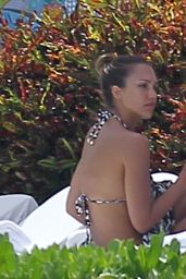 Jessica Alba Shows Stunning Bikini Body - Cancun, Mexico - July 2014