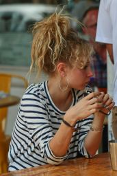 Juno Temple Having Lunch With Her Mother at The Butcher
