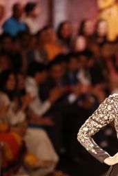Kangana Ranaut - Anju Modi Fashion Show - July 2014