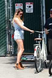 Kelly Brook - Cycle Ride in Venice Beach - July 2014