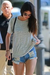 Kendall Jenner & Haylie Baldwin in Denim Shorts - Out in the Hamptons ...