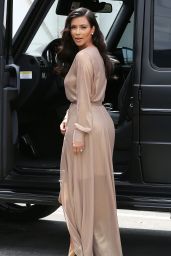 Kim Kardashian Laving a Studio in Los Angeles - July 2014