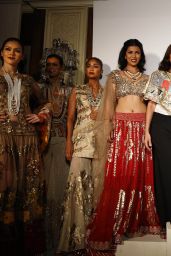Malaika Arora Khan - Rina Dhaka Fashion Show - July 2014