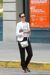 Anne Hathaway Style - Waiting for a Car in New York City - Aug. 2014