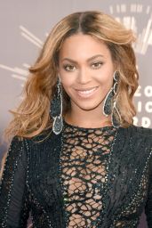 Beyonce on Red Carpet - 2014 MTV Video Music Awards in Inglewood ...