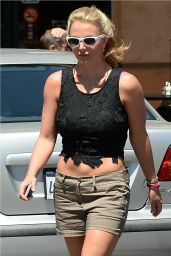 Britney Spears Street Style - Having Lunch at Corner Bakery Cafe in Thousand Oaks - Aug. 2014