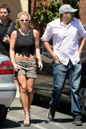 Britney Spears Street Style - Having Lunch at Corner Bakery Cafe in Thousand Oaks - Aug. 2014