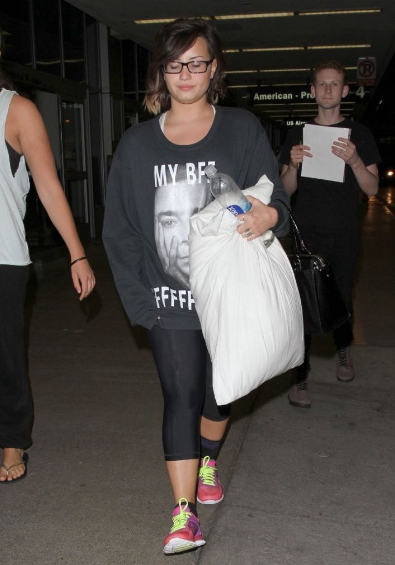 Demi Lovato LAX Airport in Los Angeles April 1, 2011 – Star Style