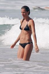Gisele Bundchen in a Bikini on the Beach With Her Sister Gabriela in Costa Rica - August 2014