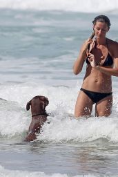 Gisele Bundchen in a Bikini on the Beach With Her Sister Gabriela in Costa Rica - August 2014