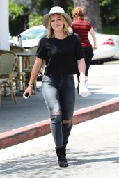 Hilary Duff Getting Lunch at La Conversation Cafe in Los Angeles - Aug. 2014