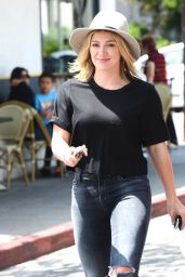 Hilary Duff Getting Lunch at La Conversation Cafe in Los Angeles - Aug. 2014