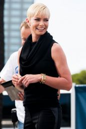Jaime Pressly on the Set of Extra in Universal City - August 2014