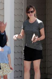 Jennifer Garner Leggy Out in Santa Monica - August 2014