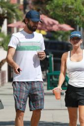 Kaley Cuoco With Her Husband Ryan Sweeting Grab Drinks As They Go Out for Lunch
