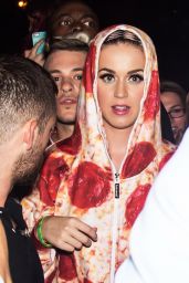 Katy Perry - Pepperoni Pizza Outfit at Philidelphia Museum of Art - August 2014