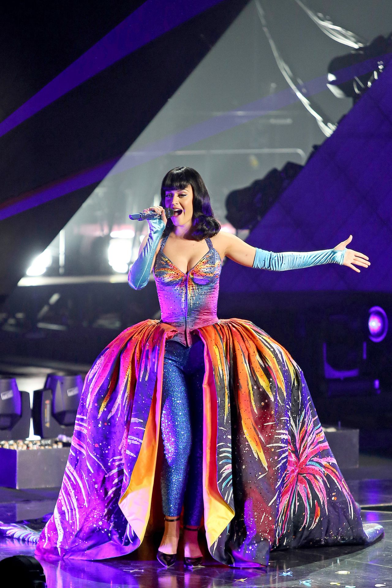 Katy Perry Performs at 'Prismatic' Concert Tour in Winnipeg, Canada ...