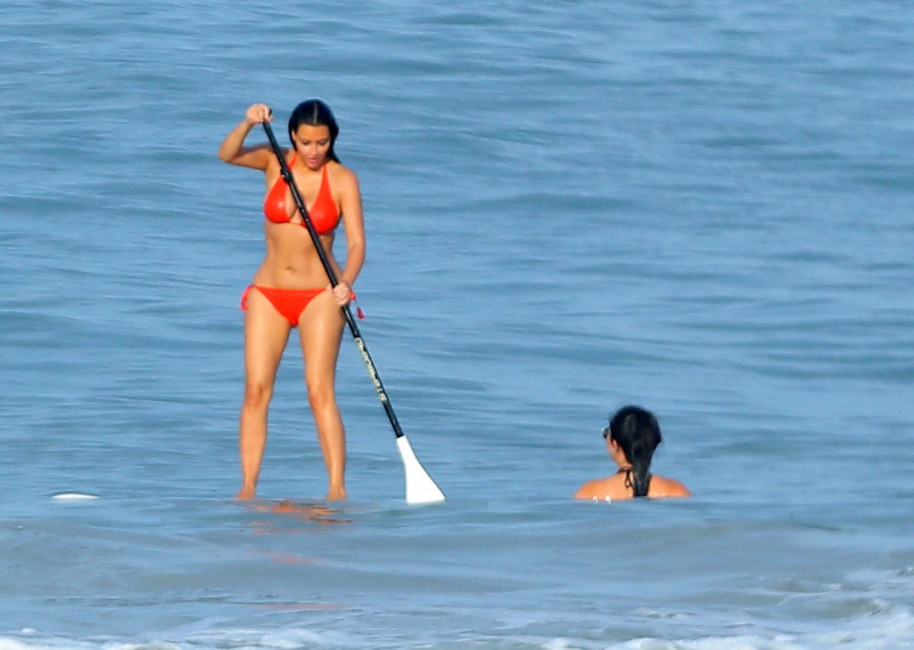 kim-kardashian-bikini-candids-on-vacation-in-mexico-august-2014_13.