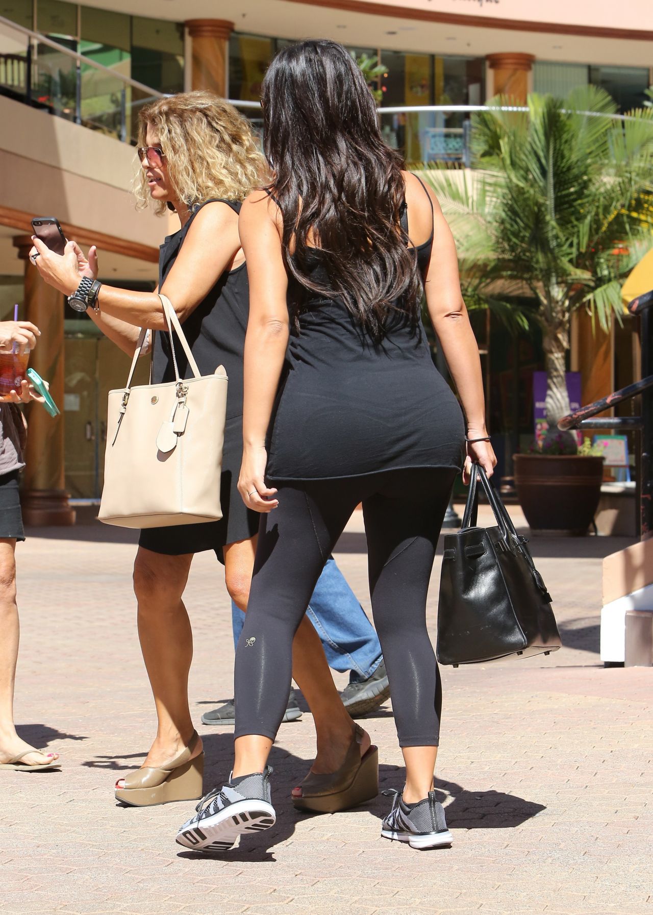 Kim Kardashian in Tights - Going to a Gym in Calabasas - August 2014 •  CelebMafia