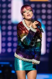 Lily Allen Performs at the Wells Fargo Center in Philadelphia - August 2014