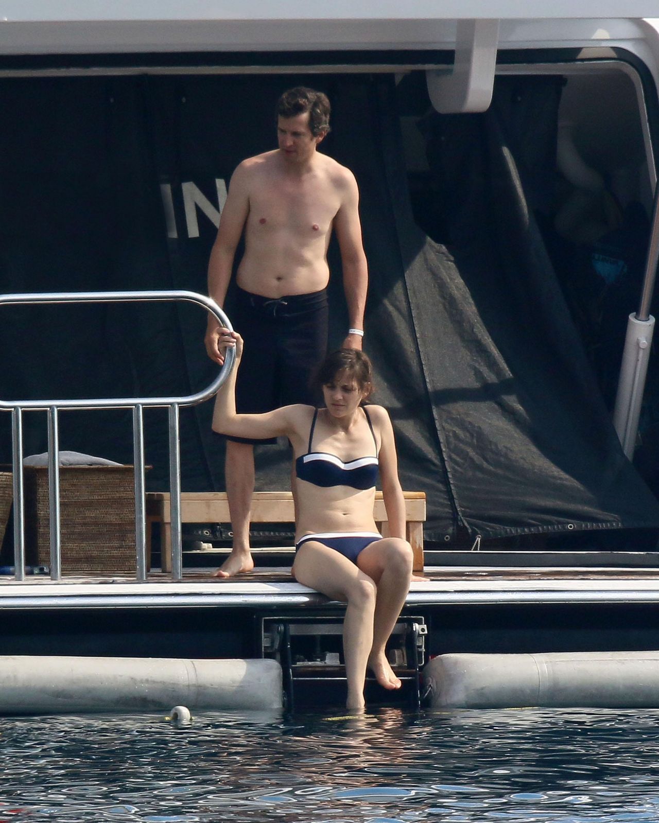 marion-cotillard-in-a-bikini-on-a-yacht-in-cannes-june-2014_4.