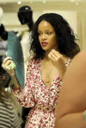 Rihanna - Shopping in Sardinia (Italy) - August 2014