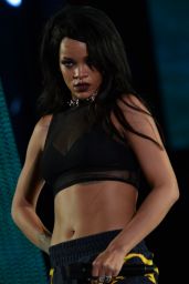 Rihanna - The Monster Tour at the Rose Bowl in Pasada - August 2014